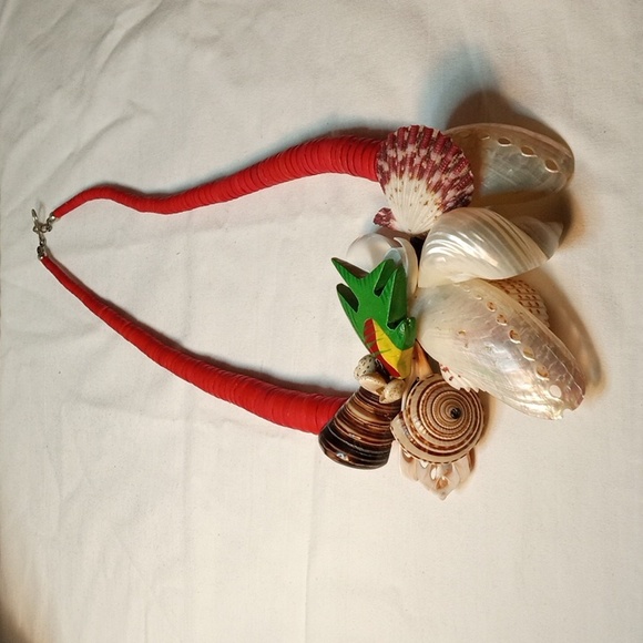 Interesting red wood graduated beaded black corded shell & painted fish … - Picture 4 of 8
